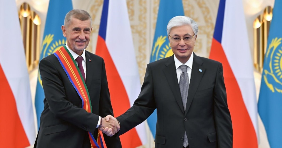 Президент Чехия Премьер-министрін І дәрежелі «Достық» орденімен марапаттады