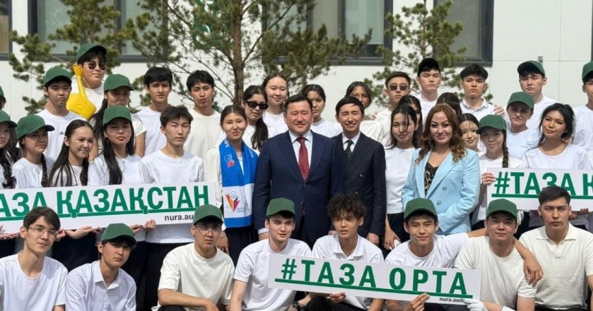 «Таза Қазақстан»: Астанада мектеп түлектері жаппай ағаш отырғызу акциясына қатысты