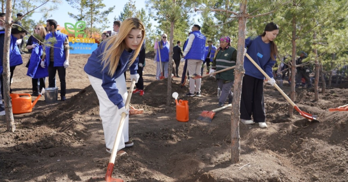 «Таза Қазақстан»: елордада Қазақстан халқының бірлігі мерекесіне орай 60-қа жуық көшет отырғызылды