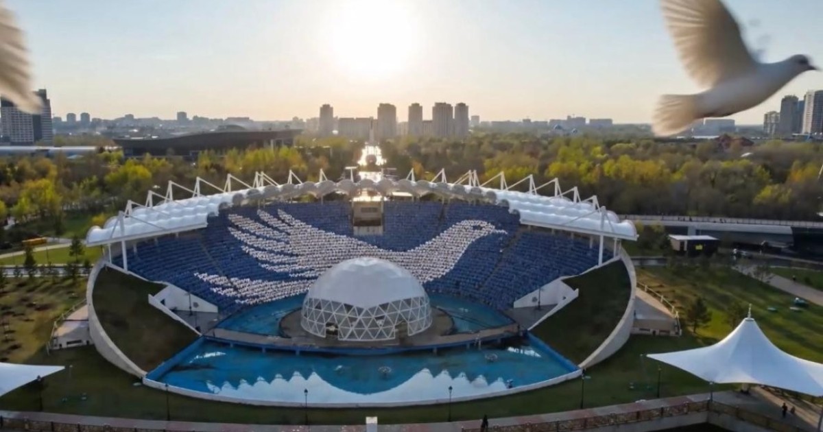 Астаналық 3 мың оқушы Бірлік күніне орай «Ақ көгершін» әнін орындады