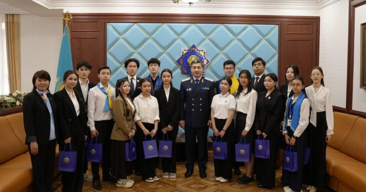 Бас прокуратура басшылығы Болашақ прокурорлар клубының белсенділерімен кездесті