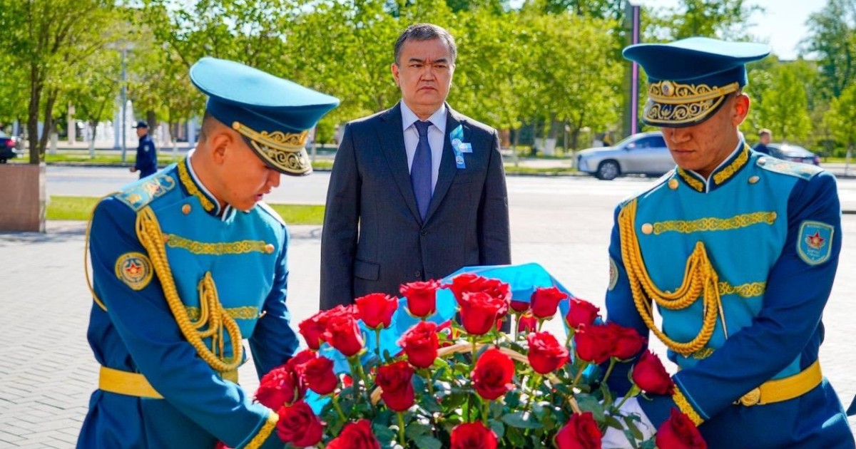 Астана әкімі Ұлы Отан соғысы батырларына арналған ескерткішке гүл шоқтарын қойды