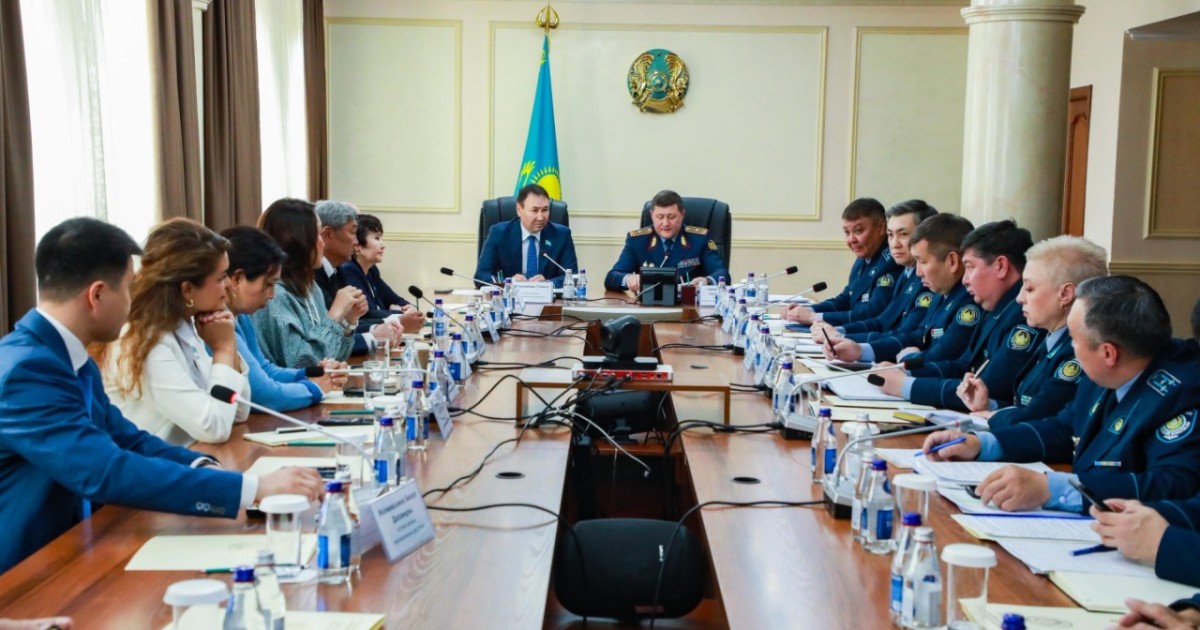 Қауіпсіздік жолындағы бірлескен жұмыс: Астанада полиция мен депутаттар негізгі бағыттарды талқылады