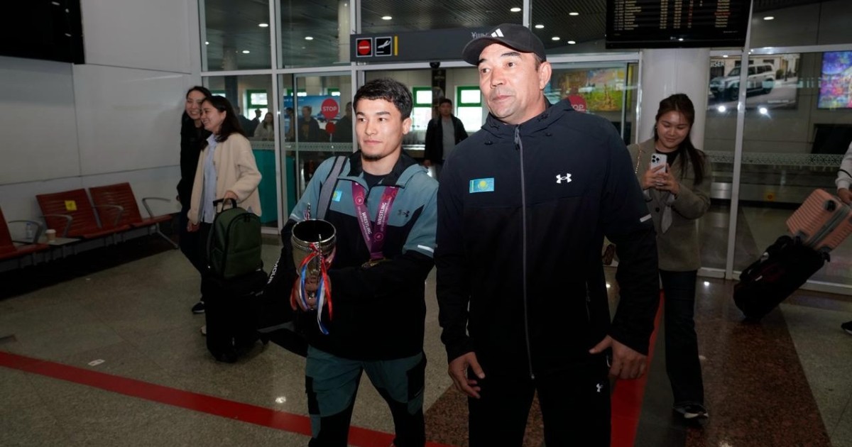 Азия чемпионы атанған астаналық балуан елге оралды