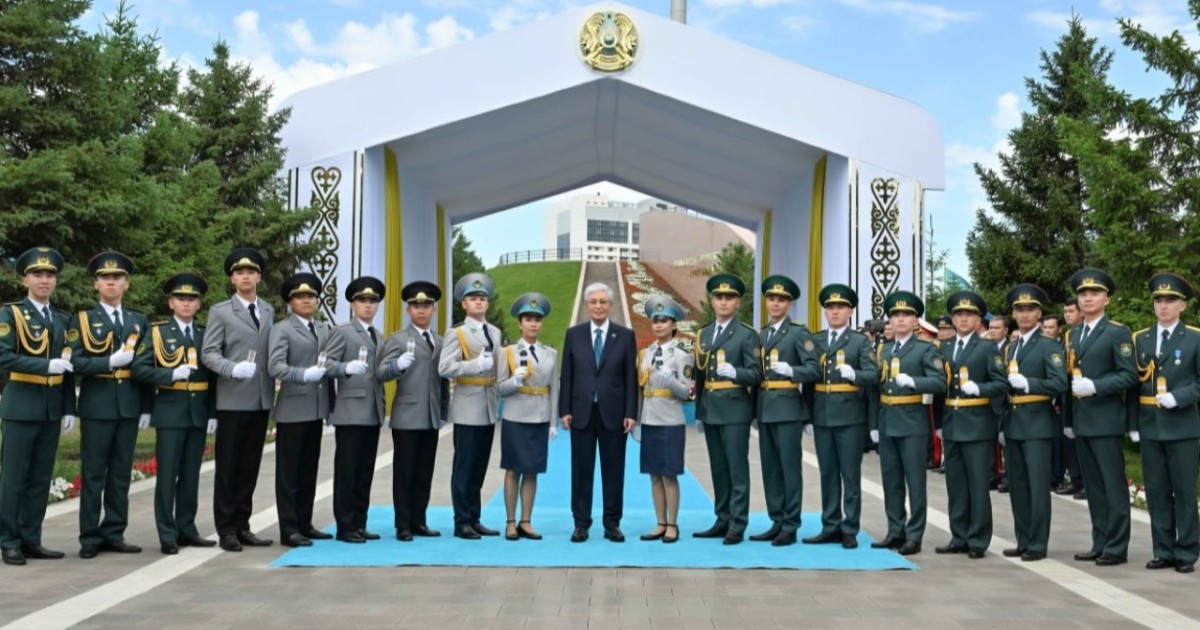 Президент әскери жоғары оқу орындарының үздік түлектеріне «аға лейтенант» шенін тапсырды