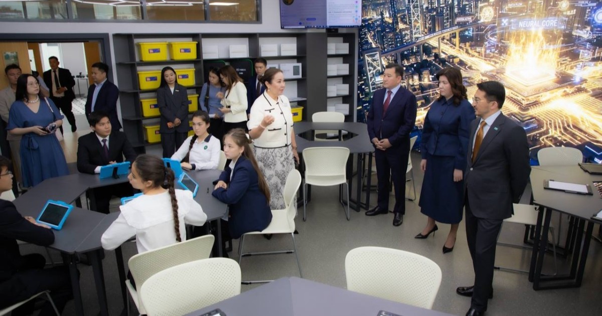 Жұлдыз Сүлейменова мен Жаслан Мәдиев елордадағы мектеп оқушыларының ЖИ жобаларын тамашалады