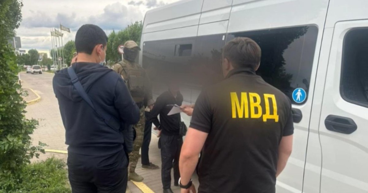 Ақтөбеде студентті қорқытып, несиеге ақша алдыртқан бопсалаушы ұсталды