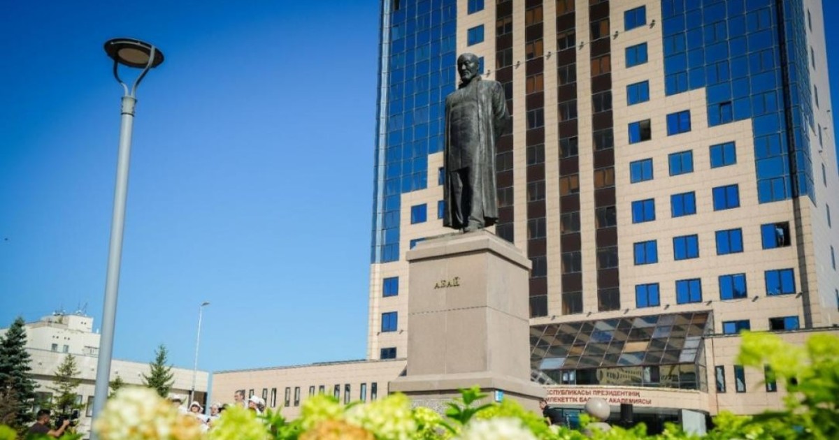 Астанада Абай ескерткішіне зиялы қауым мен қоғам өкілдері гүл шоқтарын қойды