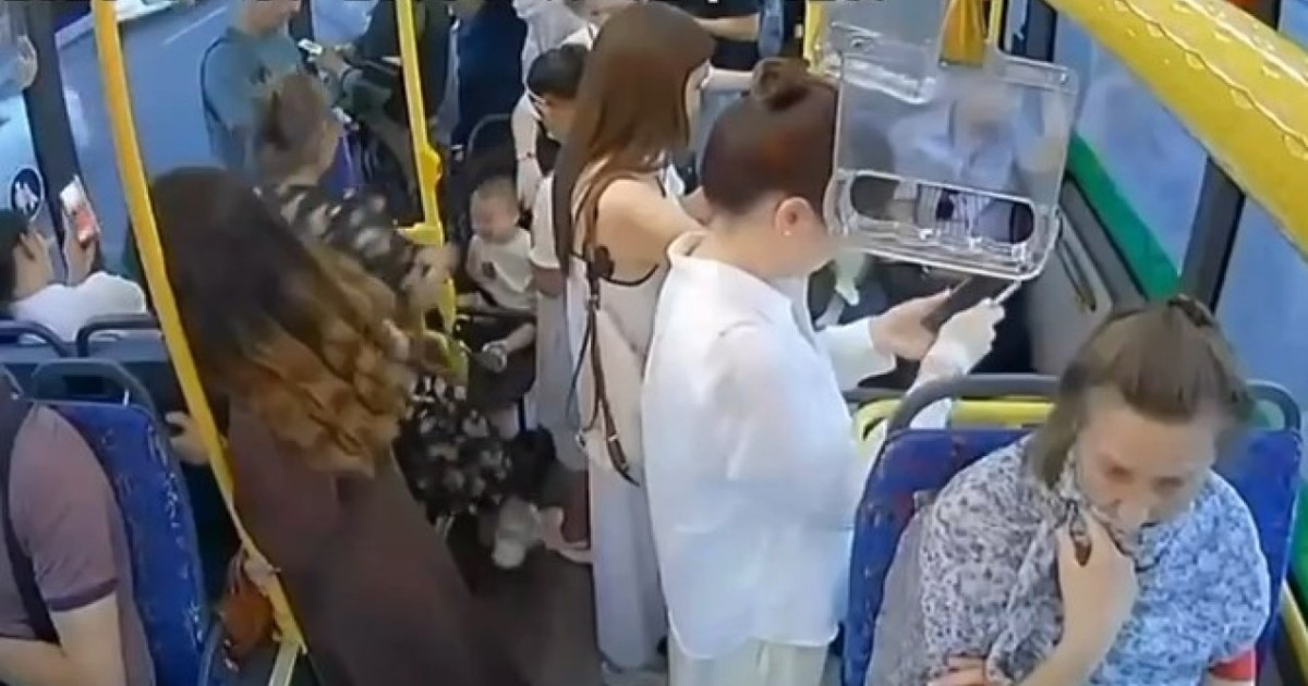 Астаналық полицей автобуста кәмпитке қақалған сәбидің өмірін құтқарды - ВИДЕО
