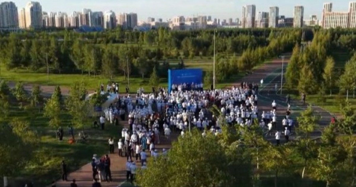 Елорда тұрғындары танымал спортшылармен «10 мың қадамды» бірге жүрді