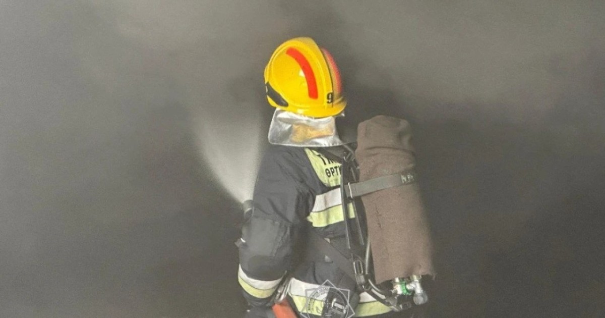Елордада құтқарушылар жанып жатқан жүк көлігін сөндірді