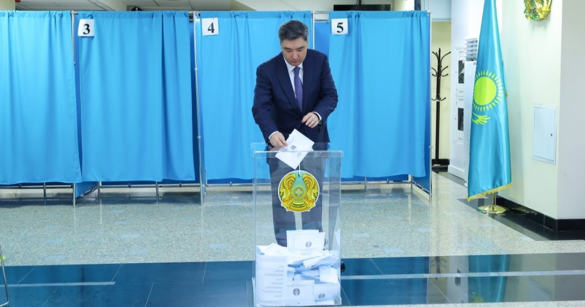 Олжас Бектенов Құрылтай депутаттарының сайлауында дауыс берді