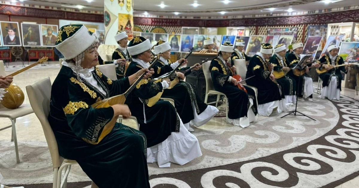 Елордадағы сайлау учаскесінде домбыра ансамблі өнер көрсетті