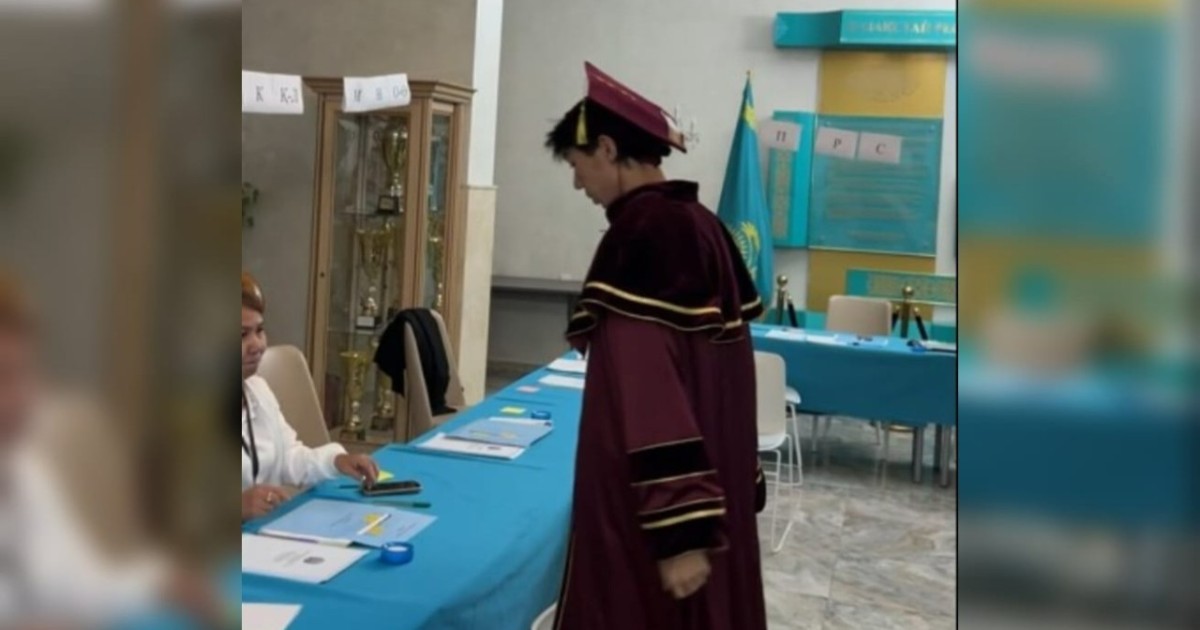 Студент академиялық мантиясымен сайлау учаскесіне дауыс беруге келді