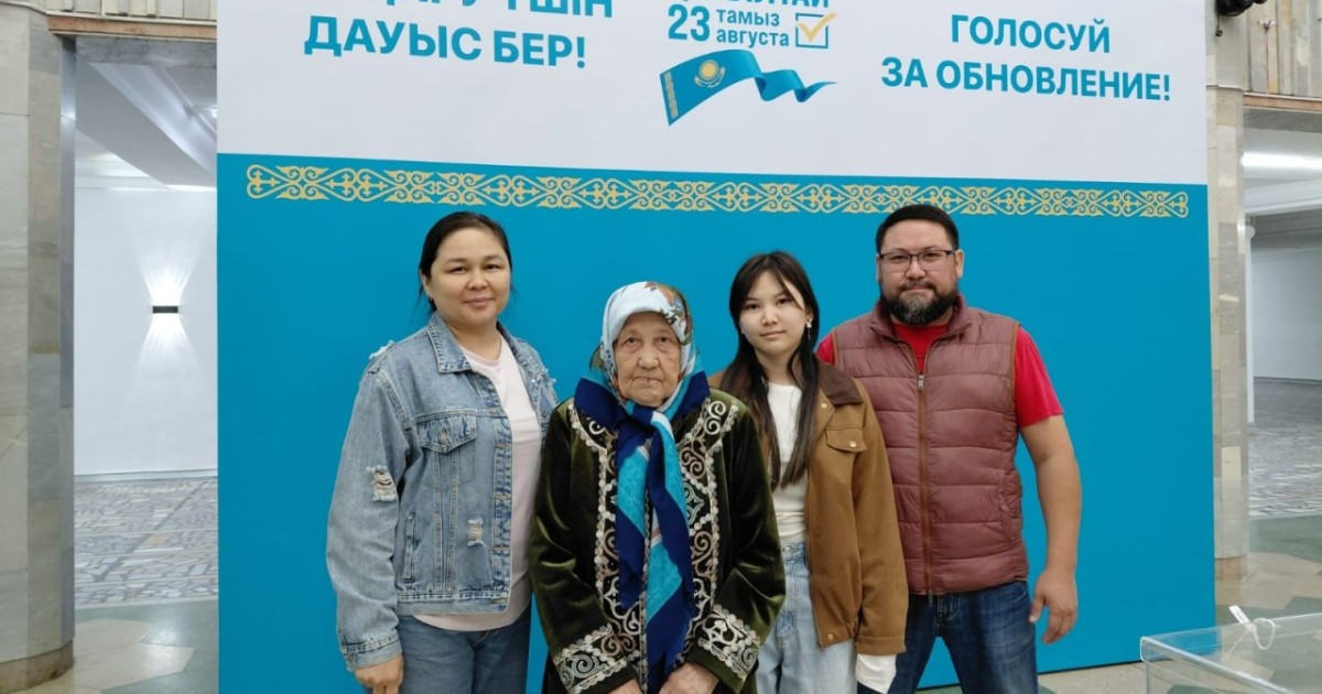 Астанада 87 жастағы тұрғын немересімен бірге сайлауға келді