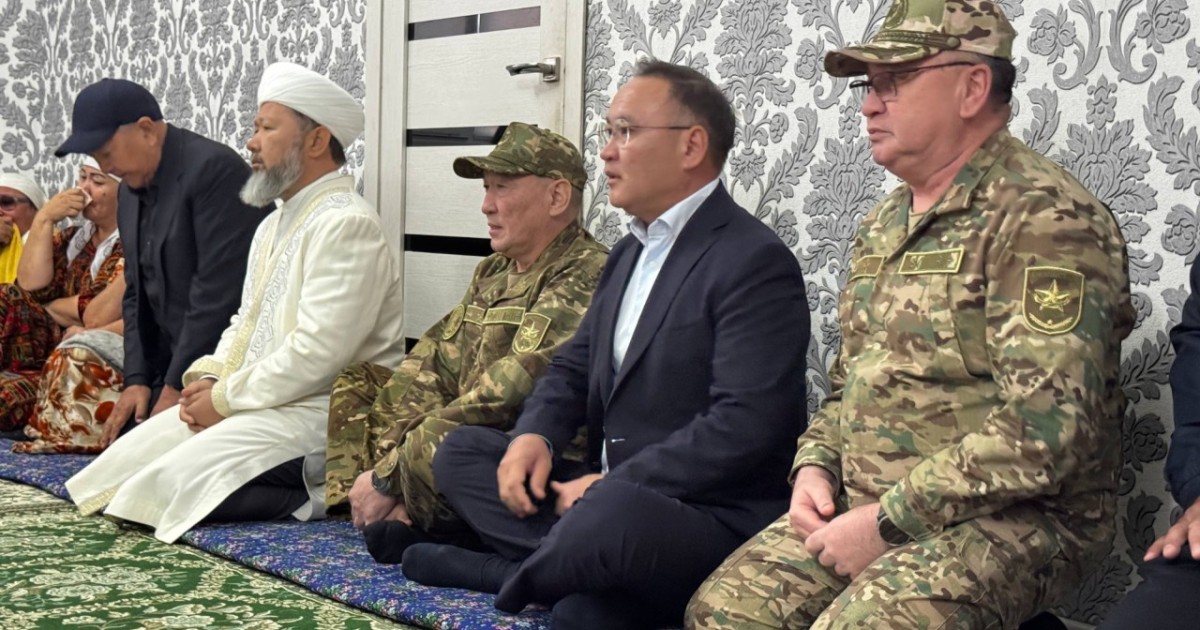 Қорғаныс министрі қаза болған әскери қызметшілердің отбасыларымен кездесті