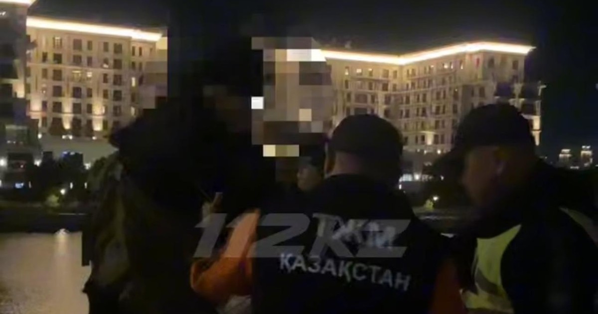 Астанада құтқарушылар көпір доғасына шыққан ер адамды аман алып қалды