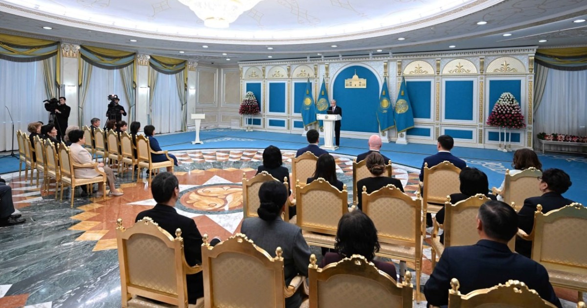 Президент: Заңға бағынатын адал азаматтар ең алдымен мектептегі мұғалімнен тәлім алады