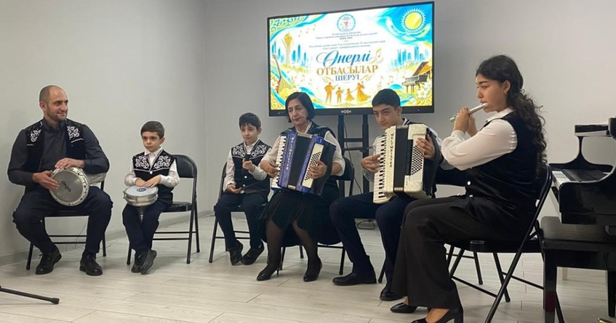 «Өнерлі отбасылар шеруі»: Астанада түрлі ұлт өкілдері қазақтың әні мен күйін орындады