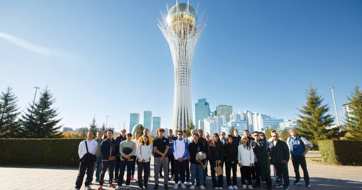 Жүзуден әлем кубогы кезеңіне қатысушылар Астананың көрікті жерлерін тамашалады