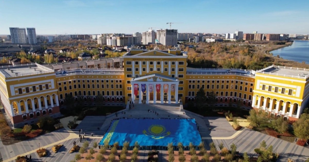 Жаңа рекорд: MNU-да еліміздің ең үлкен туы жайылды