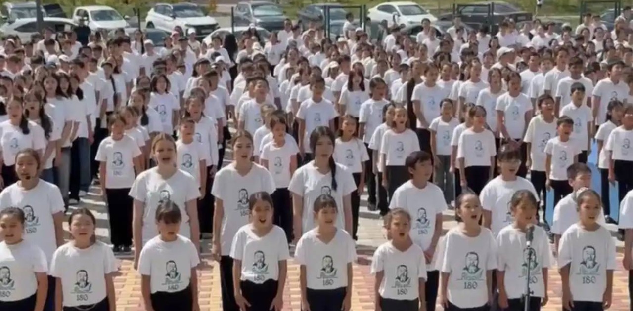 Абайдың 180 жылдығы: Елордада 5 мыңға жуық оқушы «Желсіз түнде жарық ай» әнін орындады