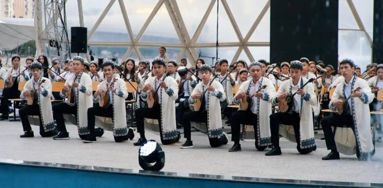 Өскелең ұрпақтың домбыраға деген ықыласы ерекше – Президент