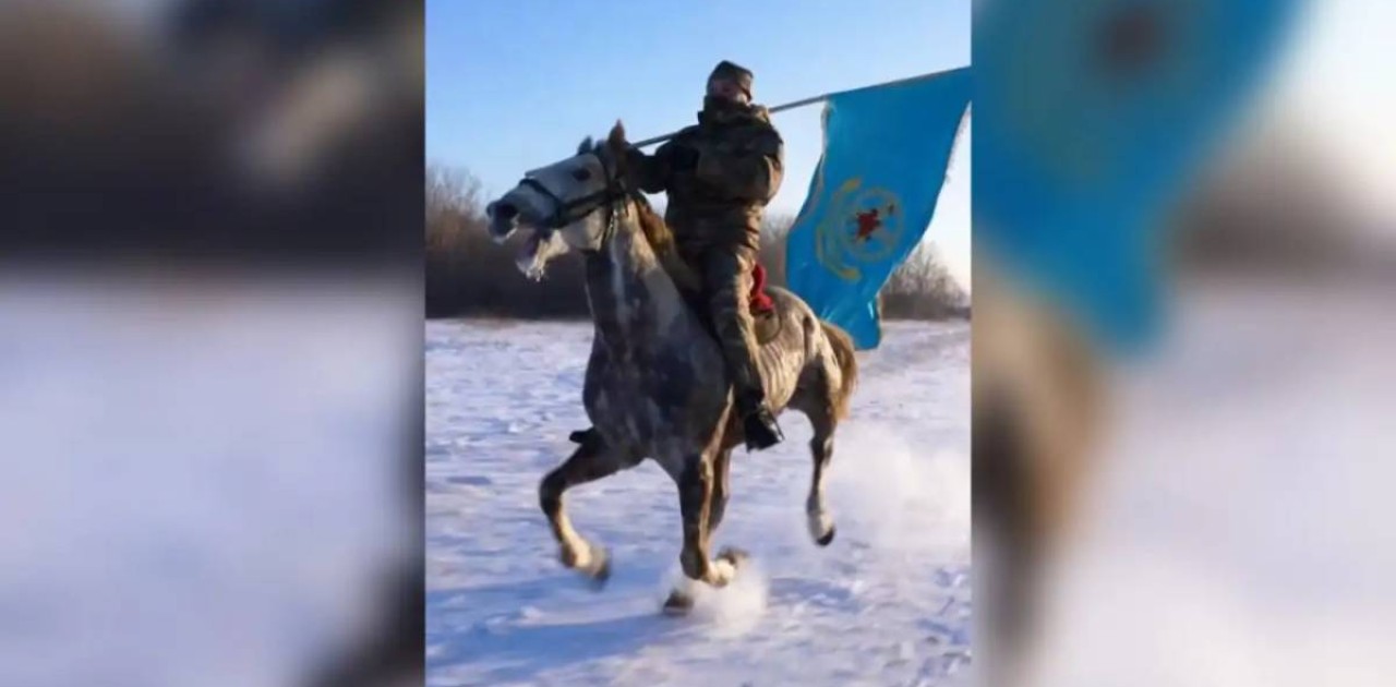 Желіде әскери қызметшілердің ат үстіндегі әсерлі видеосы тарады