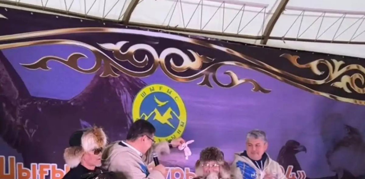 Бүркітші қыз Айшолпанға пәтер кілті табысталды