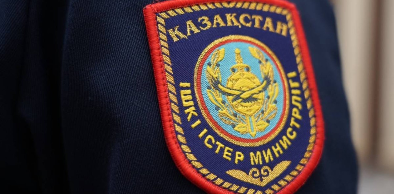 «Жүргізуші көз жұмды»: Астанада көлік жол жиегіндегі бағанға соғылды