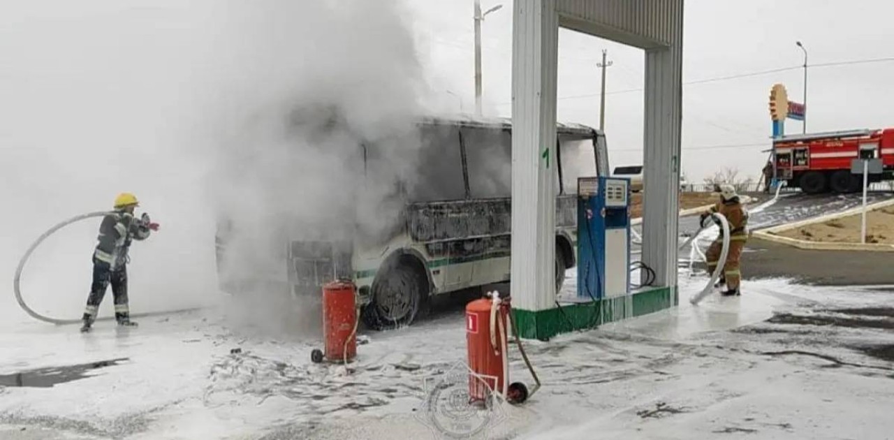 Атырауда жанармай құю бекетінің аумағында автобус өртенді