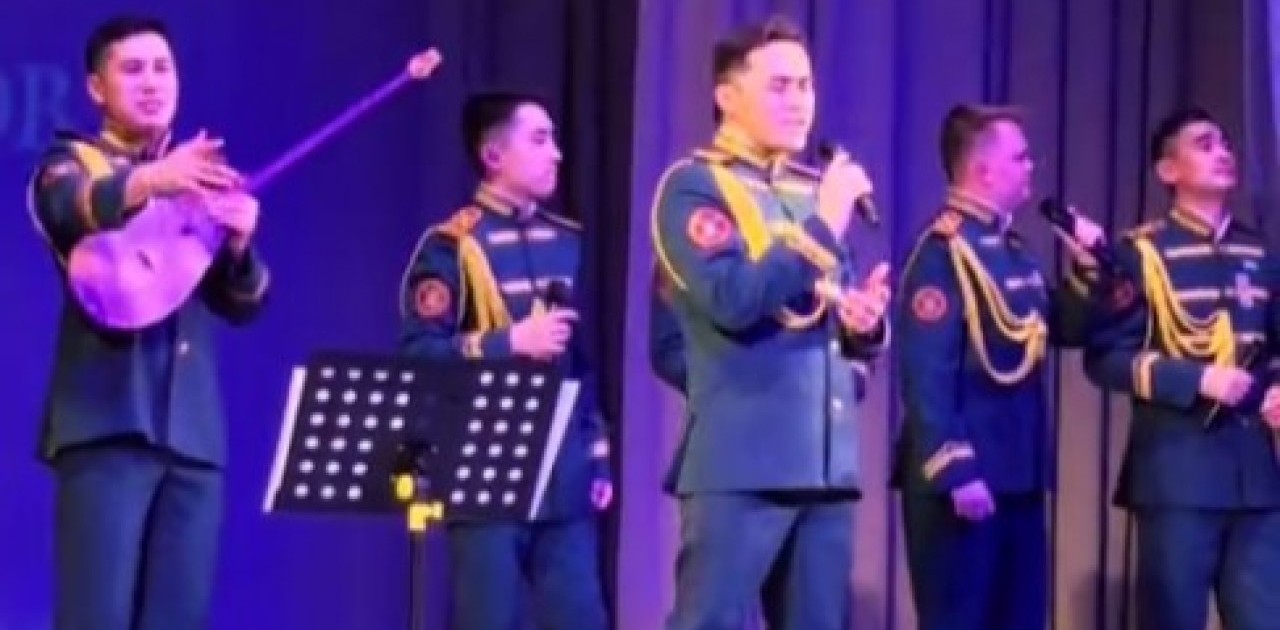 Ұлттық ұлан ерлер хоры домбыраның сүйемелдеуімен Linkin Park хитін орындады