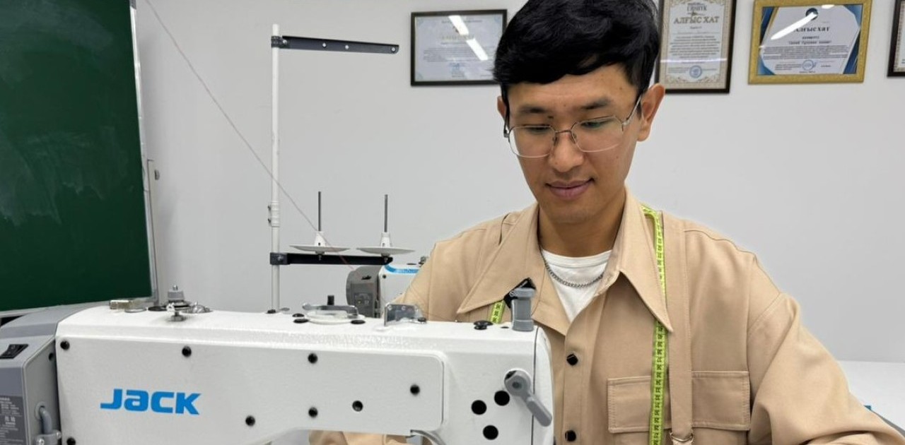 Астаналық тігінші жігіт 15 минутта бір киім тігеді
