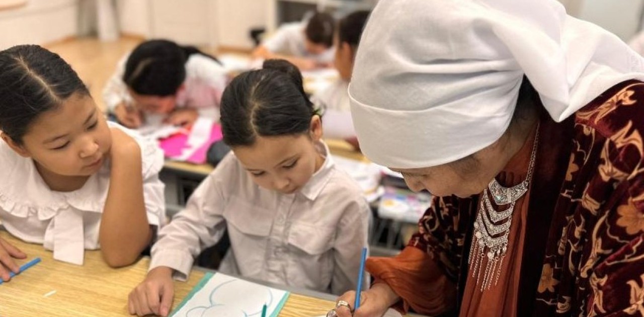 Астаналық әжелер оқушыларға жаңажылдық ойыншықтар жасауды үйретті