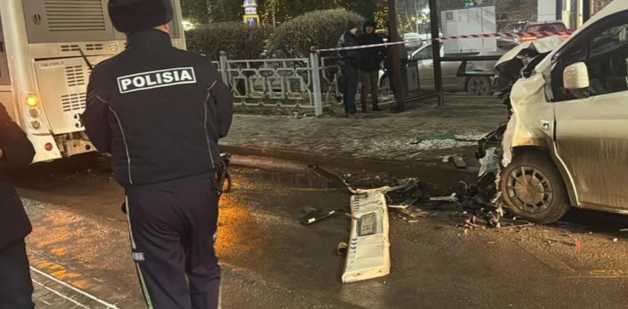 Астанада тоқтап тұрған автобусқа соғылған көлік жүргізушісі мерт болды