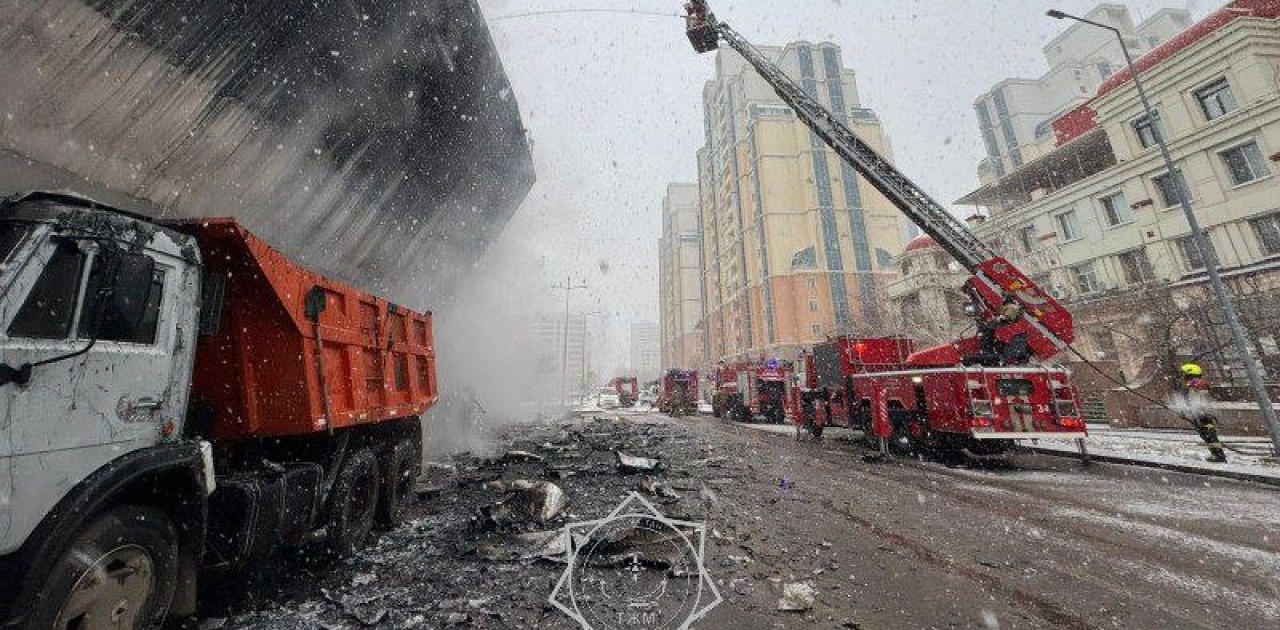 Елордалық өрт сөндірушілер павильоннан шыққан өртті сөндіріп жатыр