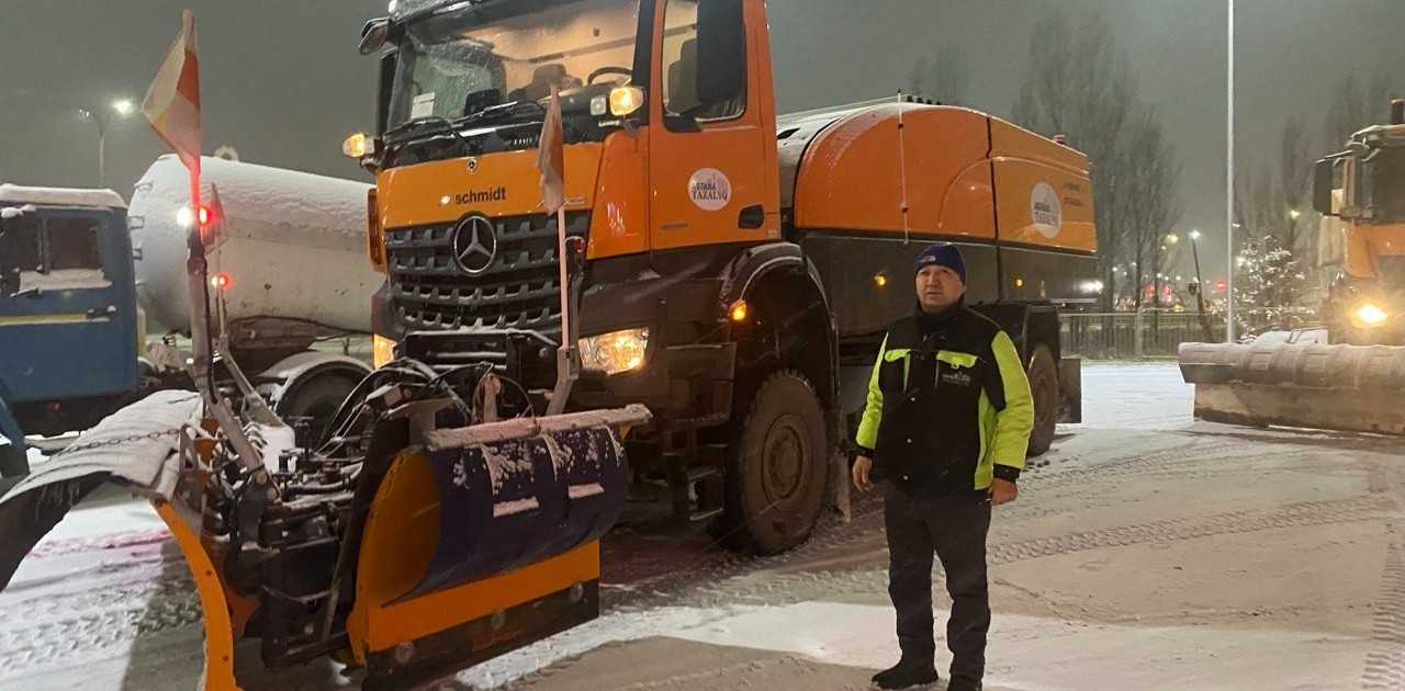 «Нағыз ерлердің ісі»: «Астана Тазалық» машинисі түнгі ауысымдағы жұмысын көрсетті (ФОТО)