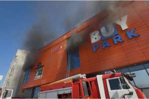 Шымкентте сауда ойын-сауық орталығы өртенді (ФОТО)