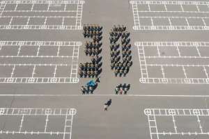 Ұлттық ұланның әскери қызметшілері «30» санын бейнелеп сап түзеді