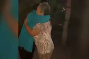 ШҚО тұрғыны туған әпкесімен 20 жылдан кейін кездесті (ВИДЕО)