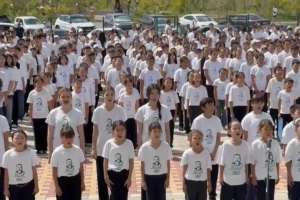 Абайдың 180 жылдығы: Елордада 5 мыңға жуық оқушы «Желсіз түнде жарық ай» әнін орындады