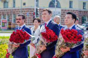 Астанада Абай ескерткішіне гүл шоқтарын қою рәсімі өтті