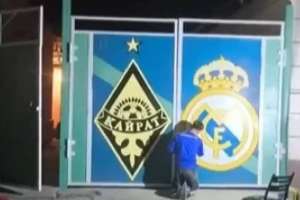 «Қайрат» – «Реал Мадрид»: футбол жанкүйері үйінің қақпасын қос команданың логотипімен безендірді