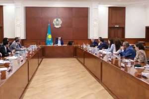 Олжас Бектенов сарапшылармен экономиканың даму мәселелерін талқылады