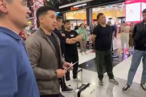 Ұлттық ұланның ерлер хоры Шереметьевода Абайдың әнін шырқады