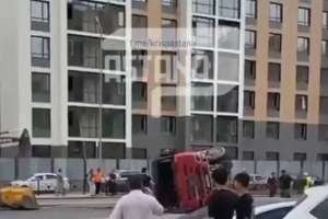 Астанада көше ортасында жүк көлігі аударылды