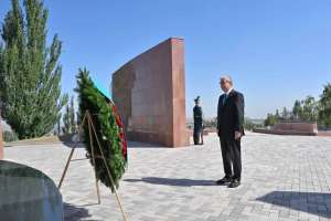 Тоқаев «Ата бейіт» ұлттық тарихи-мемориалдық кешеніне зиярат етті