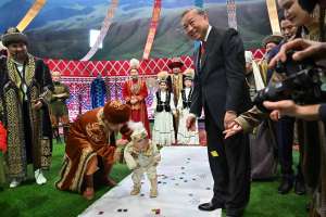 Бас хатшы То Лам қазақ баласының тұсауын кесті (ФОТО)