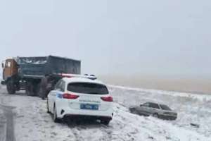 Қолайсыз ауа райы: Қостанайда жол жиегіне түсіп кеткен 9 көлік шығарылды