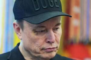 Илон Маск Ақ үйде шенеунікпен төбелесіп, көзін көгертті